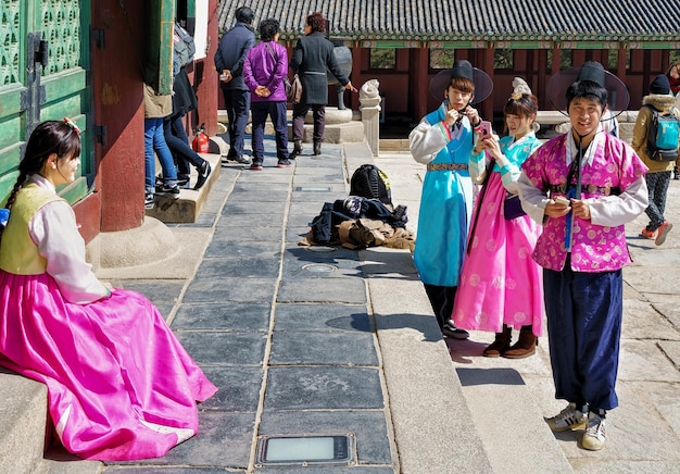 Navigating Korean Social Hierarchy: A US Expat’s Guide